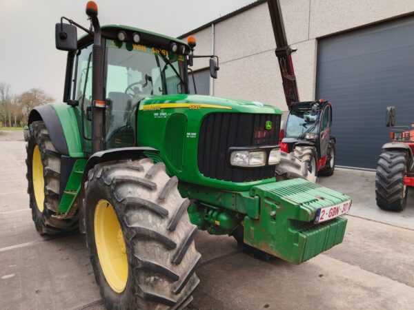 John Deere 6820, 140cv, 2002, 7600 heures, pont avant et cabine suspendus, tracteur de culture,pneus Pirelli 580/70R38 @ 50% et 480/70R28 @ 60% bon, 3 distr. hydr,, transmission Autoquad 40km/h, masses avant, toujours bien entretenu