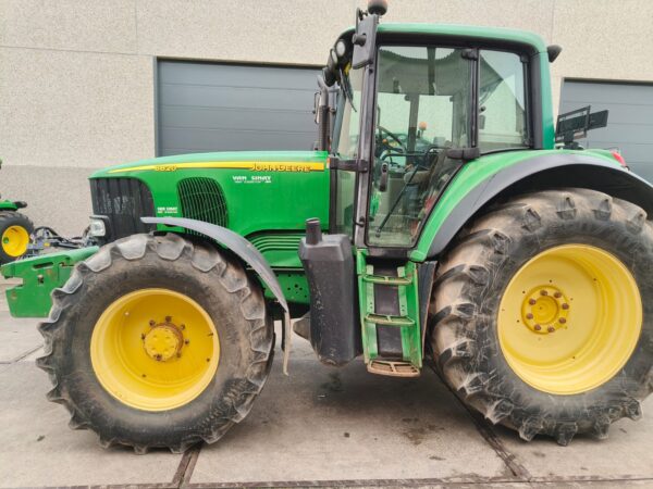 John Deere 6820, 140cv, 2002, 7600 heures, pont avant et cabine suspendus, tracteur de culture,pneus Pirelli 580/70R38 @ 50% et 480/70R28 @ 60% bon, 3 distr. hydr,, transmission Autoquad 40km/h, masses avant, toujours bien entretenu