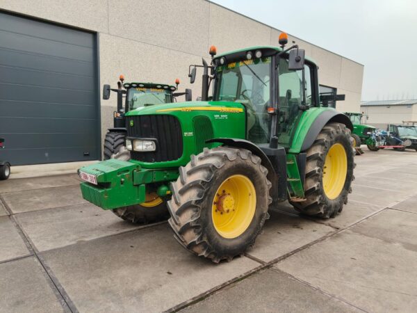 John Deere 6820, 140cv, 2002, 7600 heures, pont avant et cabine suspendus, tracteur de culture,pneus Pirelli 580/70R38 @ 50% et 480/70R28 @ 60% bon, 3 distr. hydr,, transmission Autoquad 40km/h, masses avant, toujours bien entretenu