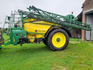 JD M952i, zeer mooie, verzorgde en altijd goed onderhouden machine, tank 5200L. Bj.2015, full hydr. bediende ramp van 33m met 11 secties en pentajets, uitgerust met BoomTrac (automatische hoogte instelling van de spuitboom via 2 sensoren), automatische sectie afsluiting, load sensing hydrauliek, 2 membraan pompen, gestuurde en geveerde as met banden VF480/80R46 als nieuw, schoonwater tank 600L., aanpik kogeltrekhaak K80, AutoFill en AutoDilute, joystick bediening van de spuit, klaar voor het seizoen. 