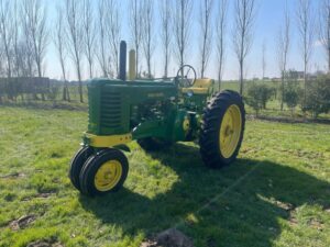 JOHN DEERE A ,bj.1950, loopt mooi , en prachtig gerestaureerd