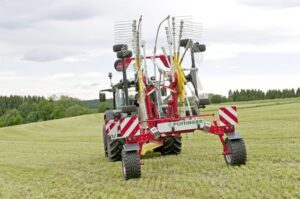PÖTTINGER TOP 762 c, midden afleg, variabele werkbreedte tussen 6,75 - 7,5 m, 13 tandenarmen per element.
