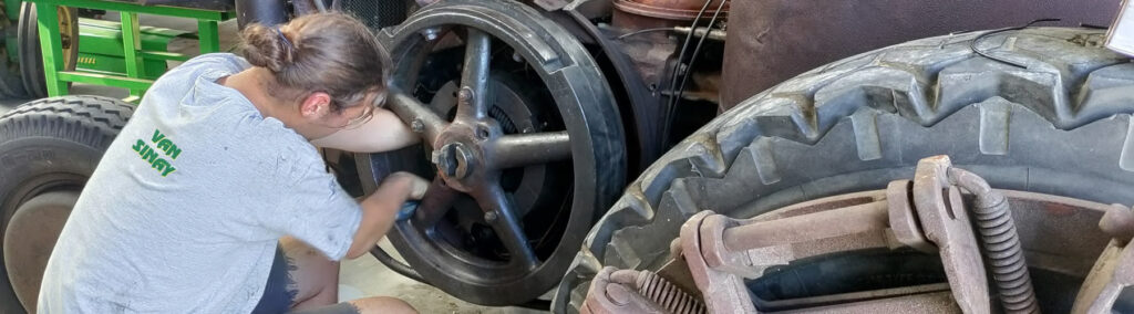 Êtes-vous l'heureux propriétaire d'un ancëtre John Deere ou d'un Lanz Bulldog et vous recherchez un expert et spécialiste pour la réparation ou la revision? Van Sinay | RESTAURATION – VOITURES ANCIENNES